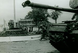 Archivo:Marines Clear Buildings, 2 February 1968 (16428160745)