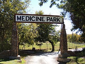 Archivo:Medicine Park, Okla. Archway Sign