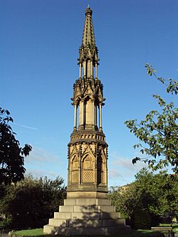 Archivo:Monument to Queen Victoria, Hamilton Square, Birkenhead 2