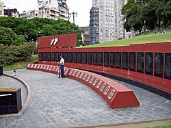 Archivo:Monumento Malvinas Plaza San Martin I