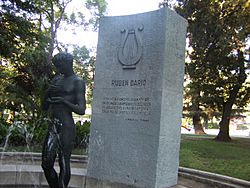 Archivo:Monumento a Ruben Darío en Parque Forestal, Santiago de Chile