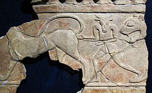 Archivo:Parte di fregio con minotauro e felini, 600-550 ac ca., da regia, foro romano (antiquarium del foro) 02