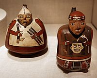 Archivo:Perù, nazca, vasi a forma di guerrieri con armi e testa trofeo, 180 ac-500 dc ca