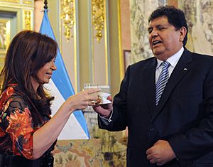 Archivo:Presidentes Cristina Fernandez y Alan Garcia brindan con pisco