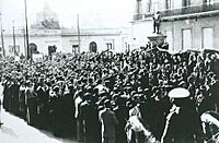 Archivo:Reforma Universitaria - Córdoba - Estudiantes van a derribar estatua de García - 15AGO1918