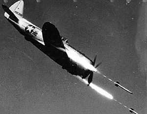 Archivo:Republic P-47D-40-RE in flight firing rockets