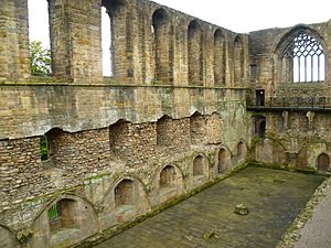 Archivo:Ruined Refectory of Dunfermline Abbey, Fife