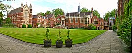 Selwyn College Old Court Panorama from North-West corner.jpg