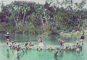 Archivo:Solomon Islands canoe crop