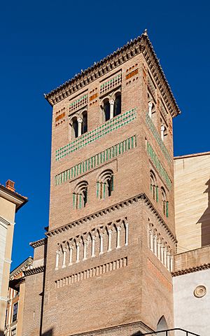 Archivo:Torre de San Pedro, Teruel, España, 2014-01-10, DD 01
