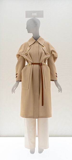 Archivo:Tory Burch ensemble at the Met (52701)