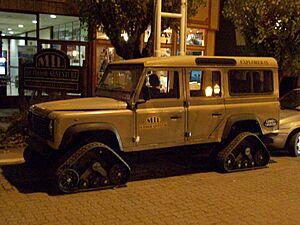 Archivo:Tracked Land Rover