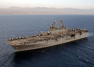 Archivo:US Navy 030604-N-2819P-153 USS Kearsarge (LHD-3) steams in the Gulf of Aqaba