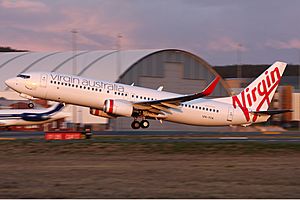 Archivo:Virgin Australia Boeing 737-800 CBR Gilbert