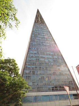 Vista de la cara sur de la Torre Insignia desde la av. Ricardo Flores Magón 01.jpg