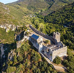 Archivo:Vista del castillo de Cornatel