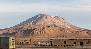 Archivo:Vista del volcán de Ollagüe desde Ollagüe, Chile, 2016-02-09, DD 79