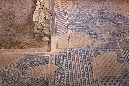 Archivo:Yacimiento arqueológico de la Villa Romana de Santa Cruz mosaico