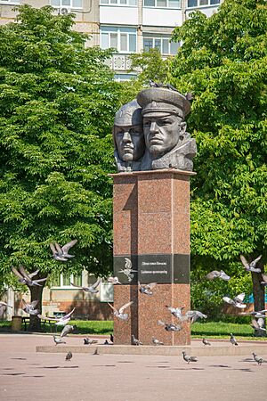 Archivo:Пам'ятник солдатам правопорядку влітку з голубами