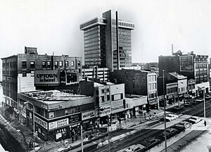 Archivo:“The block” on Main Street, with Park City Plaza in background. 1970s
