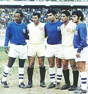 Archivo:1971 Copa Libertadores Universitario and Sporting Cristal