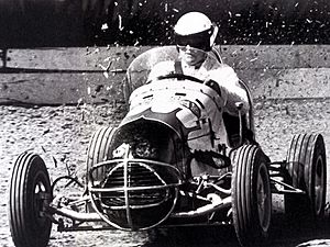 Archivo:AJ Foyt dirt car 1961