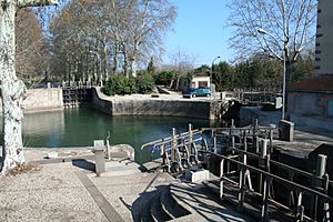 Archivo:Agde bassin rond 3 portes