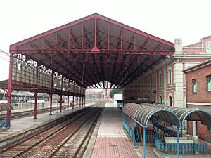 Archivo:Antigua estacion de trenes de León