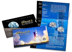 Archivo:Apollo 11 half dollar packaging