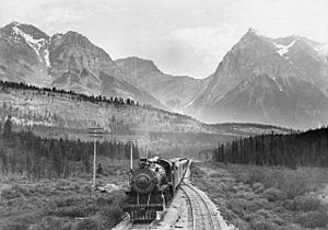 Archivo:CP steam train near Leanchoil