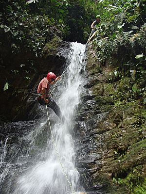 Archivo:Cascadas del valle misterioso Canyoning