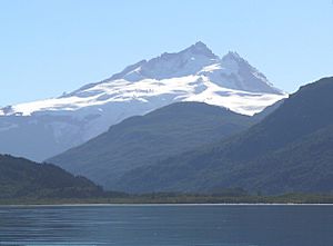 Archivo:Cerro tronador desde lago mascardi 01b