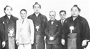 Archivo:Charles Chaplin and Sumo wrestlers