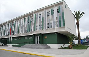 Archivo:Chile, La Ligua, Edificio de Carabineros (35058509850)