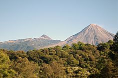 Archivo:Colima Volcano and Nevado de Colima