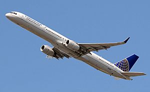 Archivo:Continental Airlines Boeing 757-300 Iwelumo