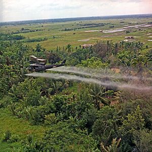 Archivo:Defoliation agent spraying