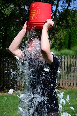 Archivo:Doing the ALS Ice Bucket Challenge (14927191426)