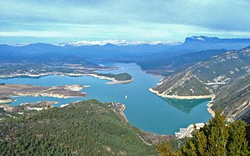 Archivo:Embalse de Mediano