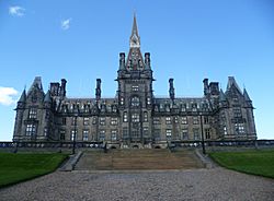 Archivo:Fettes College south front, Edinburgh