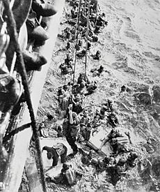 Archivo:HMS Dorsetshire Bismarck survivors