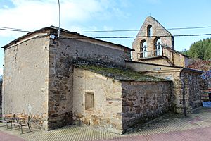 Archivo:Iglesia de San Miguel de Arganza vista desde la trasera