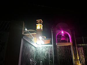 Archivo:Iglesia la joya de noche junto campana