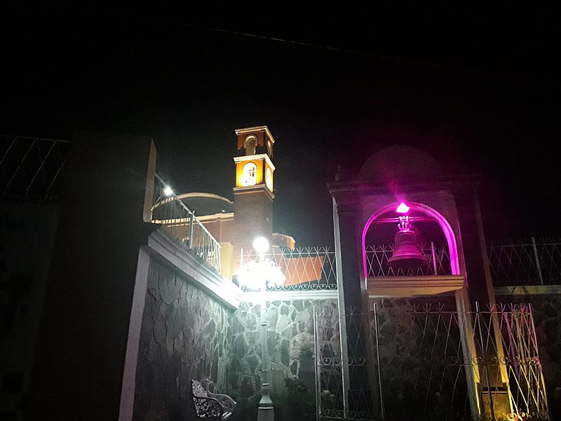 Iglesia la joya de noche junto campana