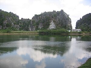 Archivo:Kampong Trach Cave