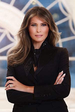 Archivo:Melania Trump official portrait