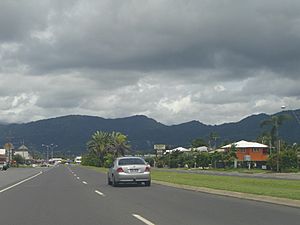 Archivo:Mulgrave Road in the Cairns suburb of Bungalow