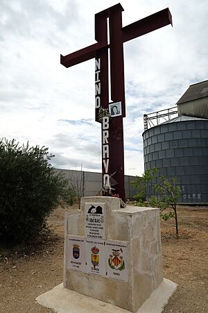 Archivo:Nino Bravo, monumento en Villarrubio