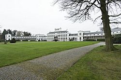 Overzicht van de voorgevel van het paleis - Soestdijk - 20423264 - RCE.jpg