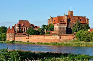 Archivo:Panorama of Malbork Castle, part 4